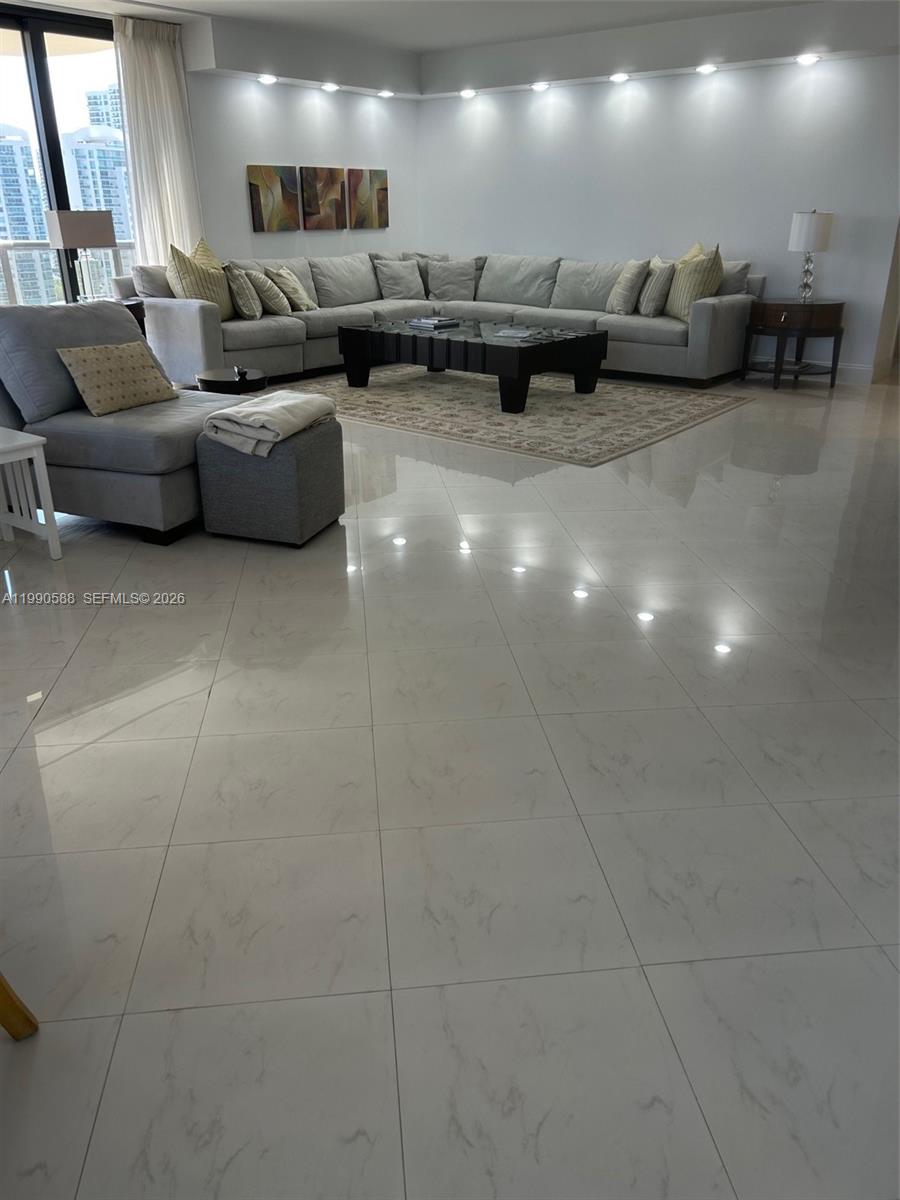 TURNBERRY ISLE SOUTH COND - Residential