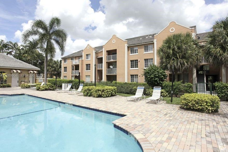 New roof. 3/2 condo. Tile floors in the main areas. Washer and dryer inside the unit. Located in an all-ages community with no rental restrictions. Community pool, gym, tennis courts, playground and more. Manager on site. Enjoy proximity to restaurants, shopping, the mall, and more!
Only for investors as it is rented until October 2026.
