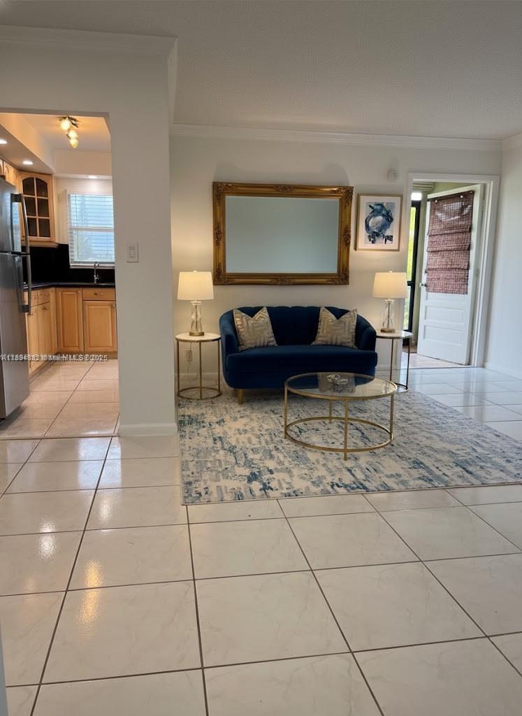 SANTA MONICA CONDOMINIUM - Residential