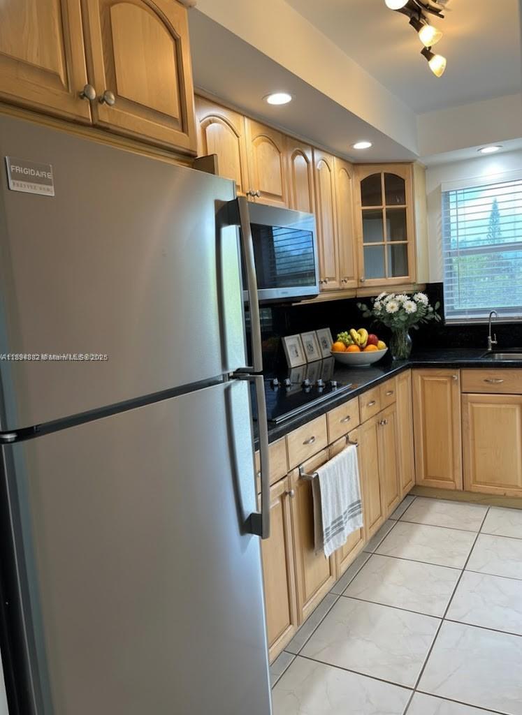 SANTA MONICA CONDOMINIUM - Residential