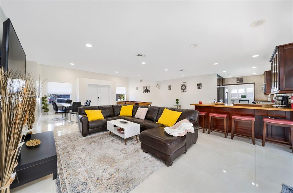 Photo of 31 SE 12th St, Pompano Beach, FL 33060 (MLS # A11910881)