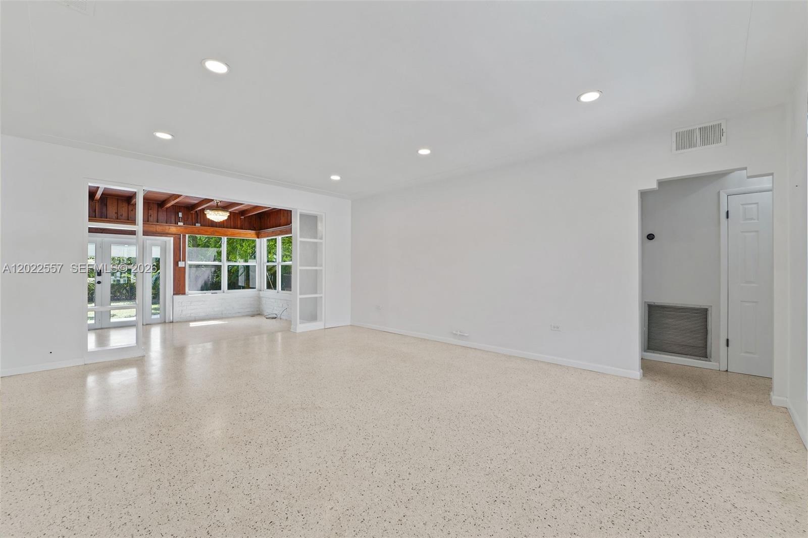 8927 Carlyle Ave