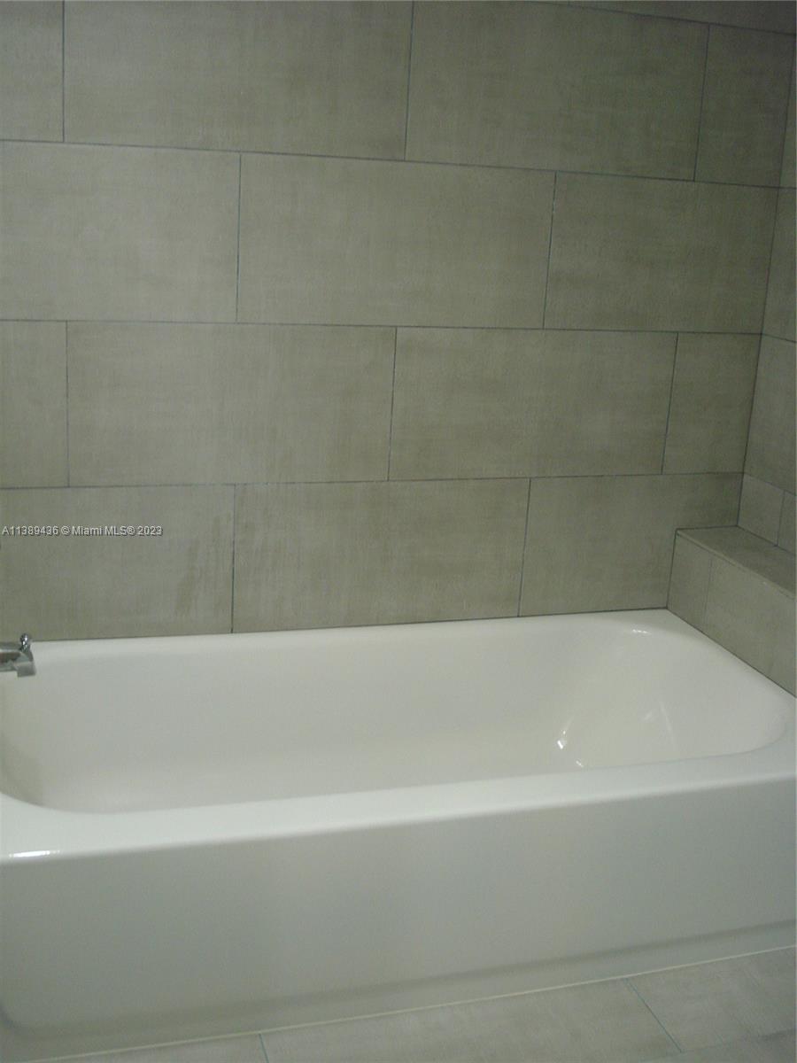 OAKLAND SHORES CONDOMINIU - Residential Lease