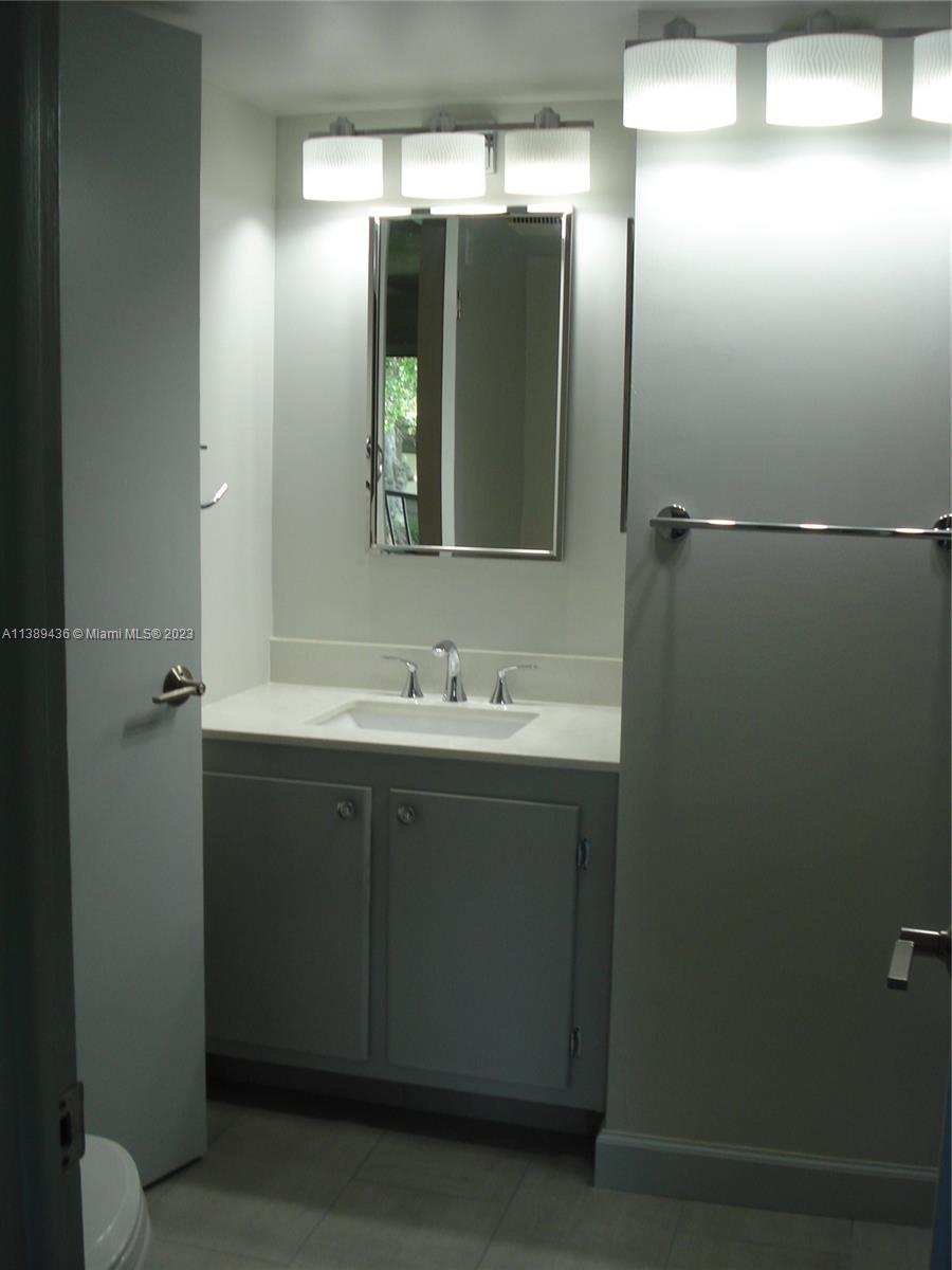 OAKLAND SHORES CONDOMINIU - Residential Lease