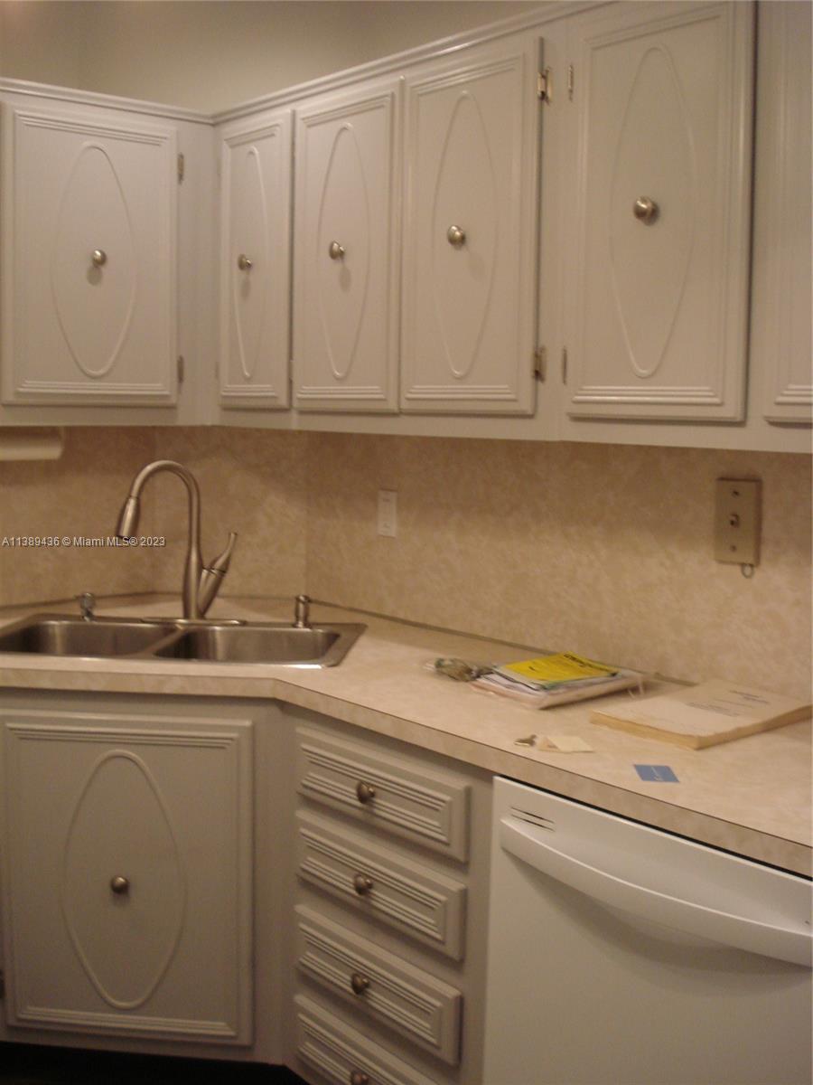 OAKLAND SHORES CONDOMINIU - Residential Lease
