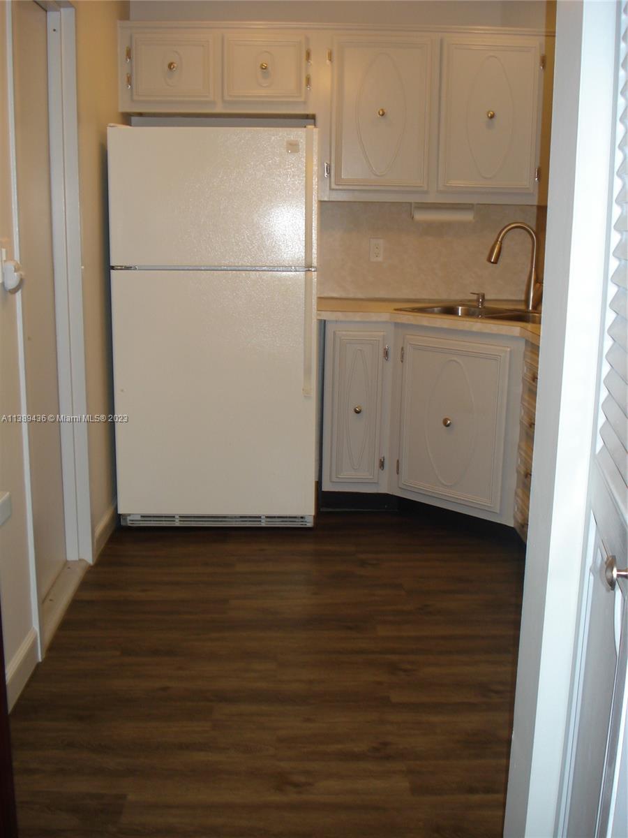 OAKLAND SHORES CONDOMINIU - Residential Lease