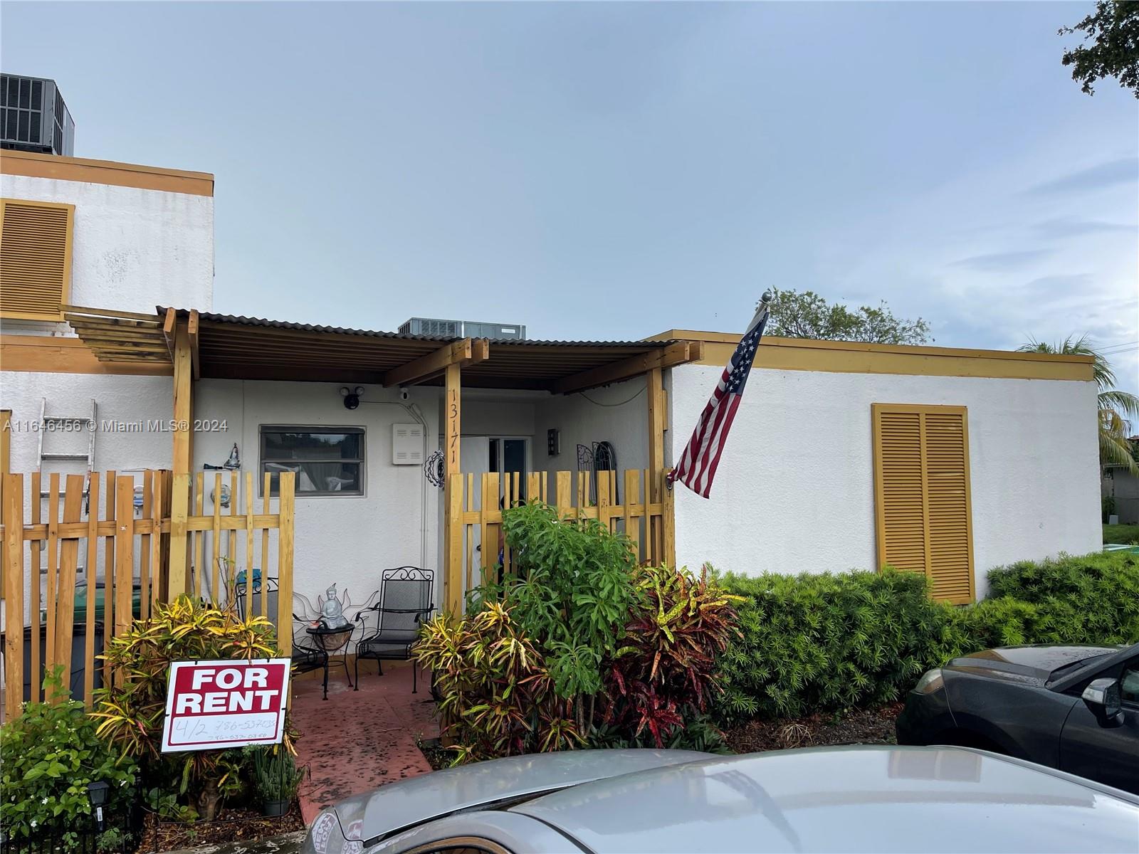 Beautiful updated 3-bedroom 2 bath corner villa in highly desirable trail run community. This villa has updated kitchen with granite counter tops , updated bathrooms tiled through with a nice screened terrace for afternoon relaxing or barbecues. Washer and dryer inside unit . Community has tennis courts ,pool, 24 hour security and management at site. Close to 8 st , turnpike, FIU and parks.
This is a 1 floor villa with no stairs to worry about. 2 Parking spaces right in front of unit.