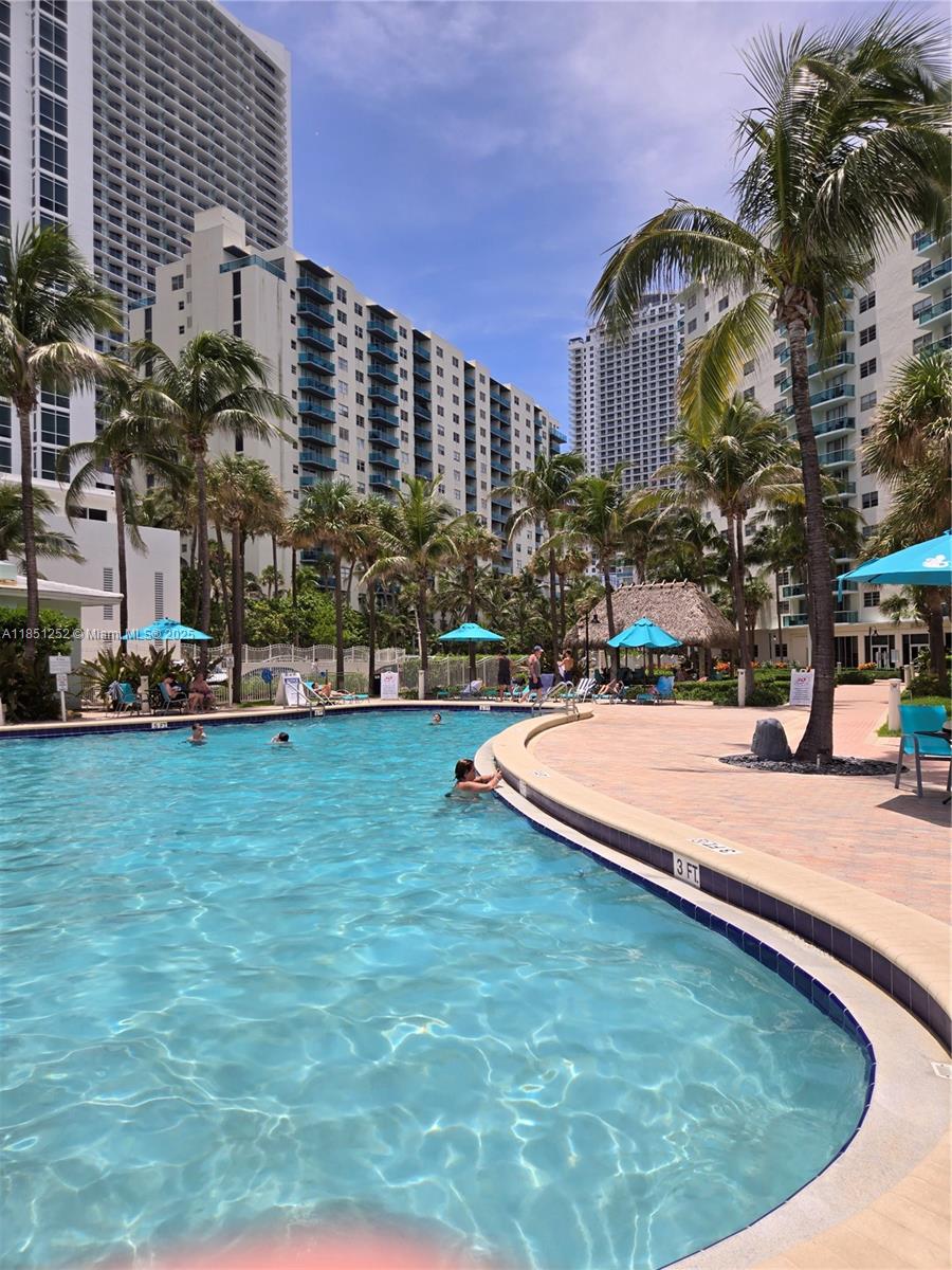 EXCELLENT UNIT AT THE TIDES ON HOLLYWOOD BEACH; OCEANFRONT BUILDING, MANY AMENITIES LIKE POOL, EXERCISE ROOM, CAN RENT DAILY, SPECIAL FOR I N V E S T O R S. REALTORS PLEASE READ INPUT BROKER REMARKS!!!!.