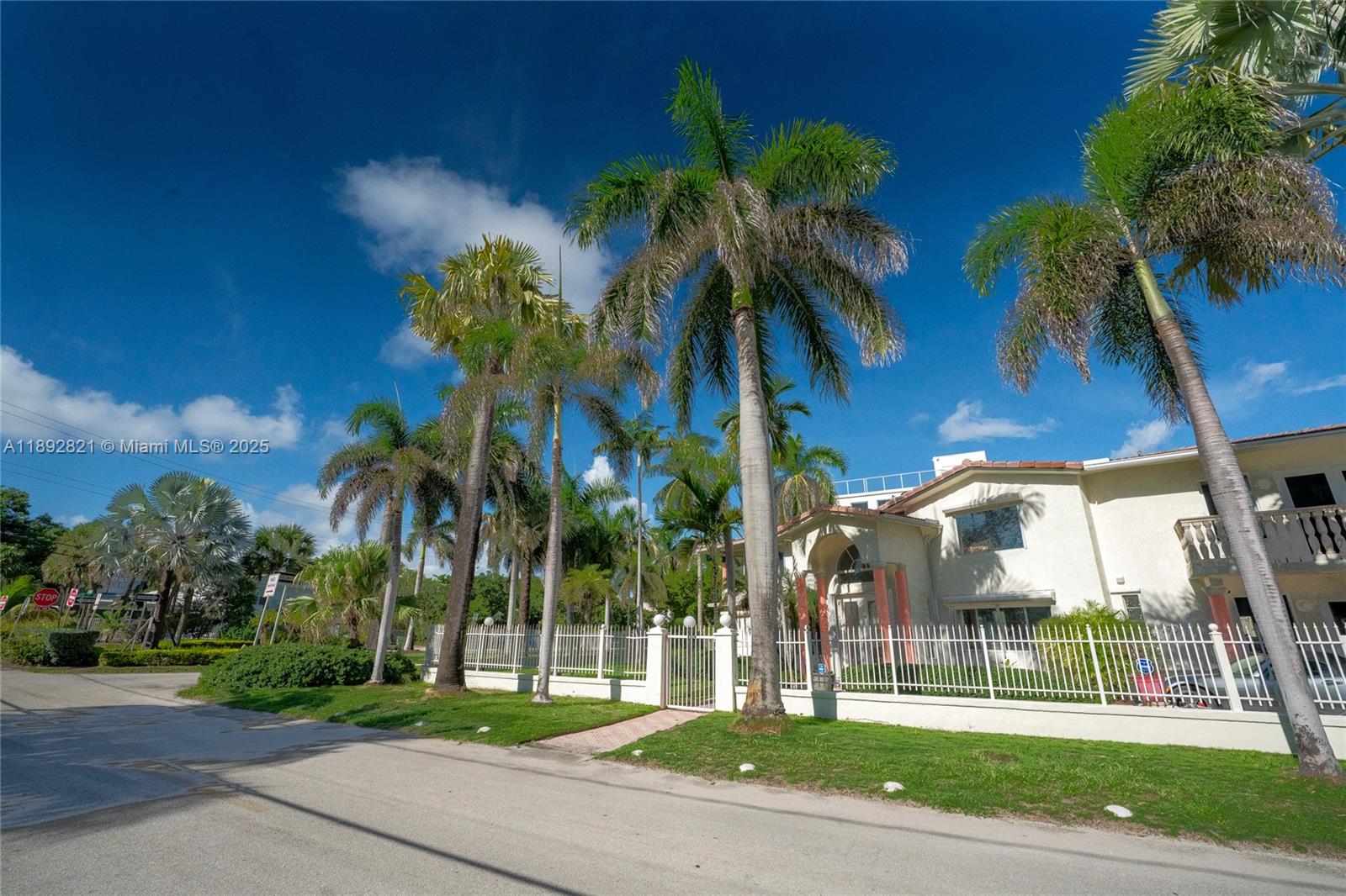LAUDERDALE BEACH - Residential