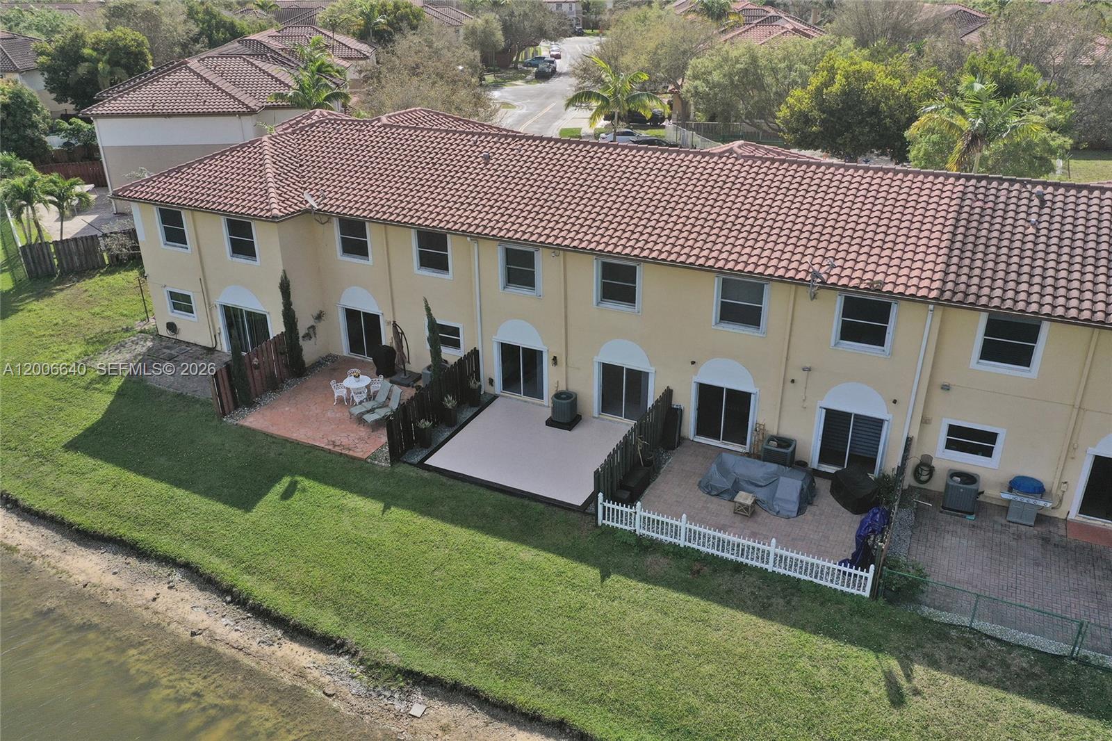 Escada Townvillas - Residential