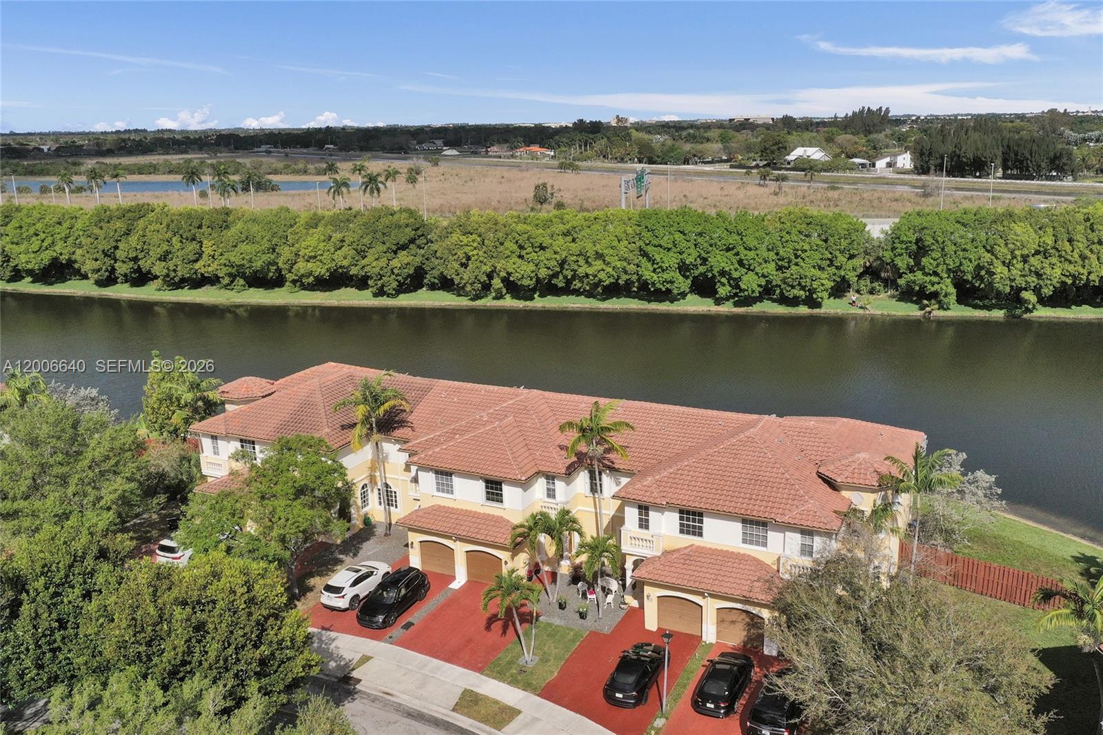Escada Townvillas - Residential