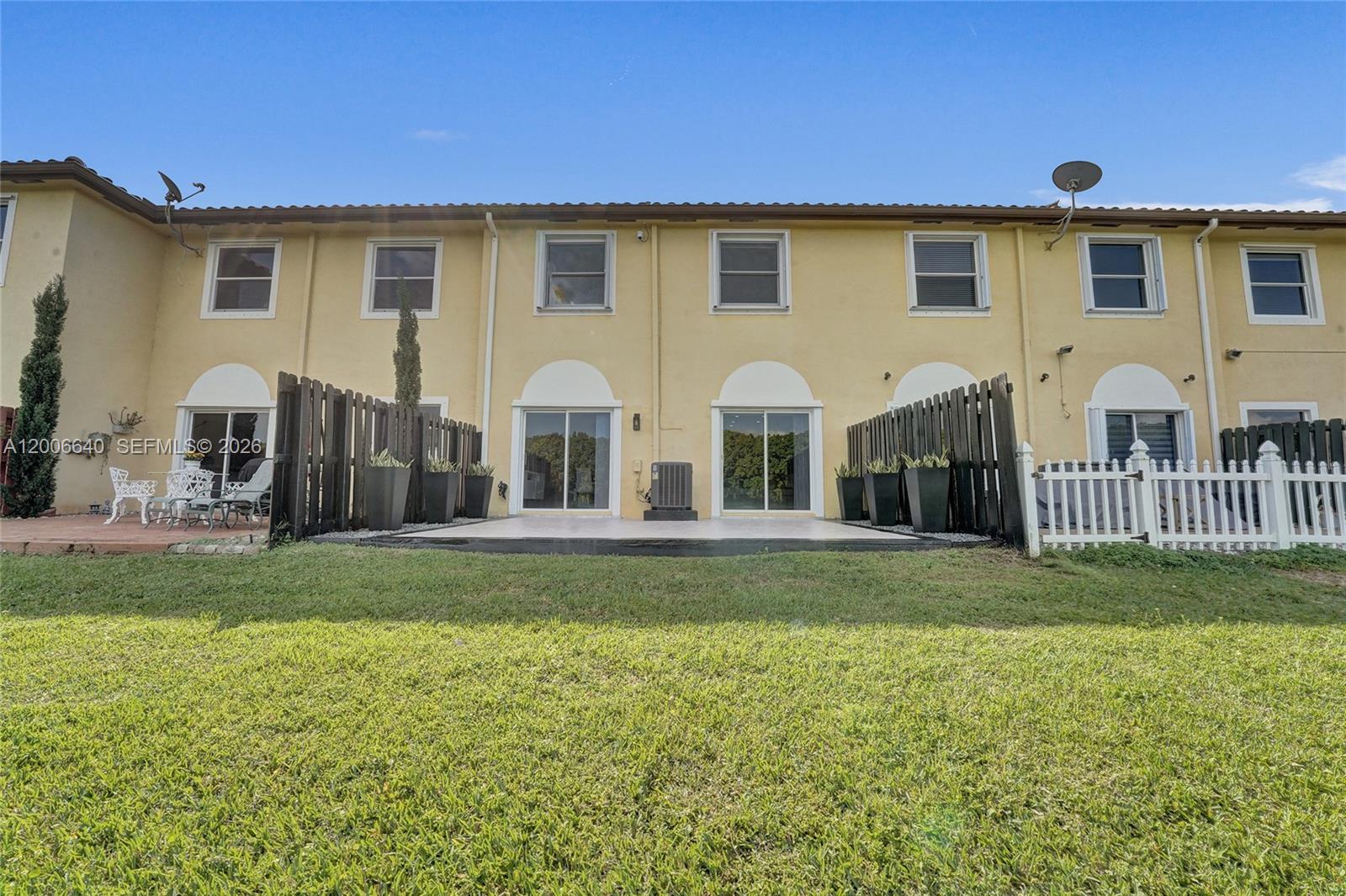 Escada Townvillas - Residential