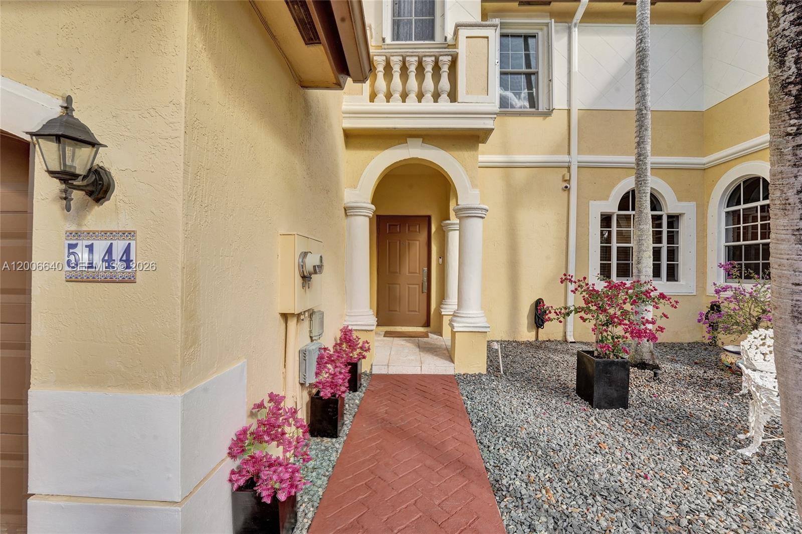 Escada Townvillas - Residential