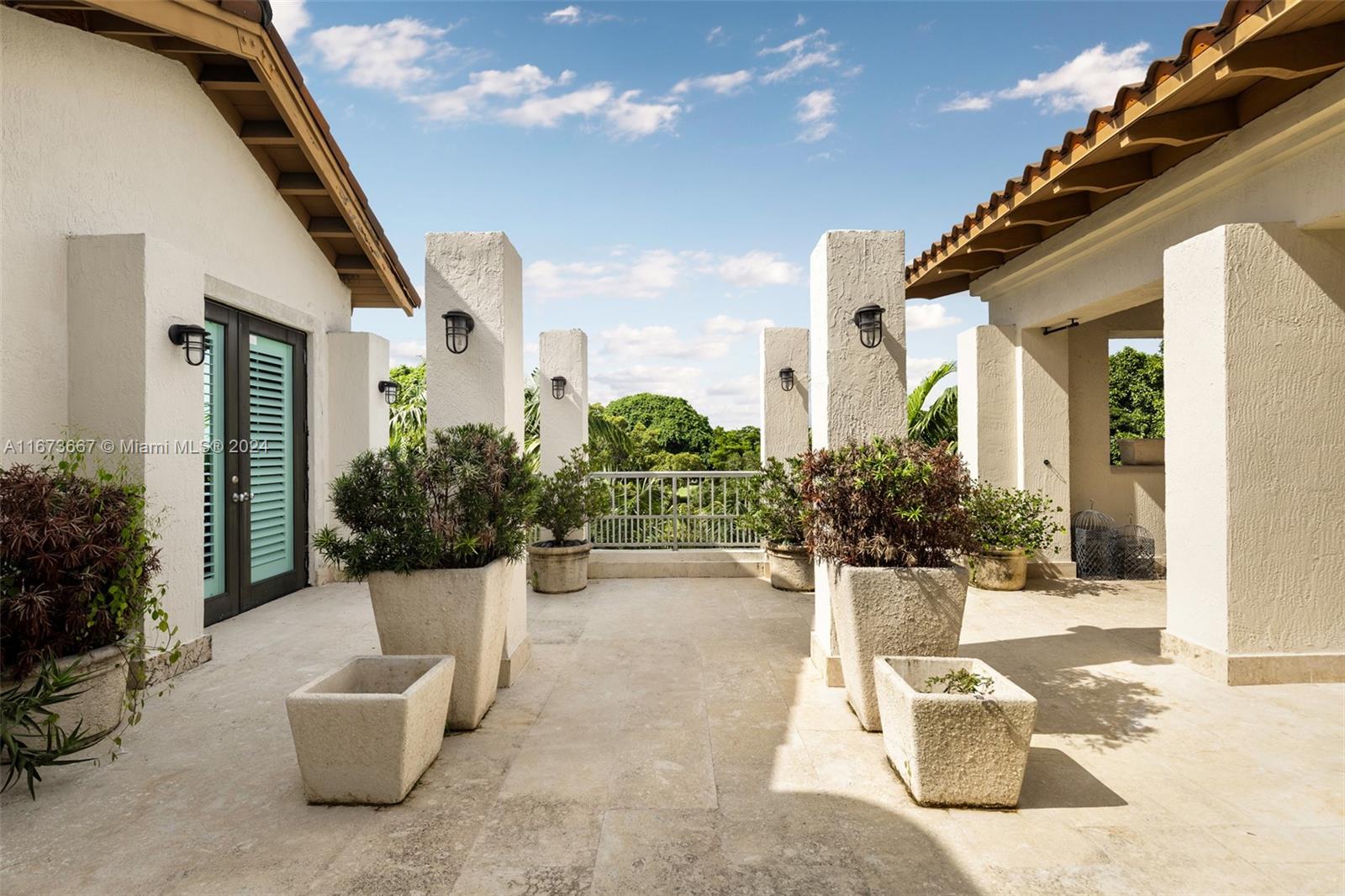 AVIGNON IN THE GABLES CON - Residential