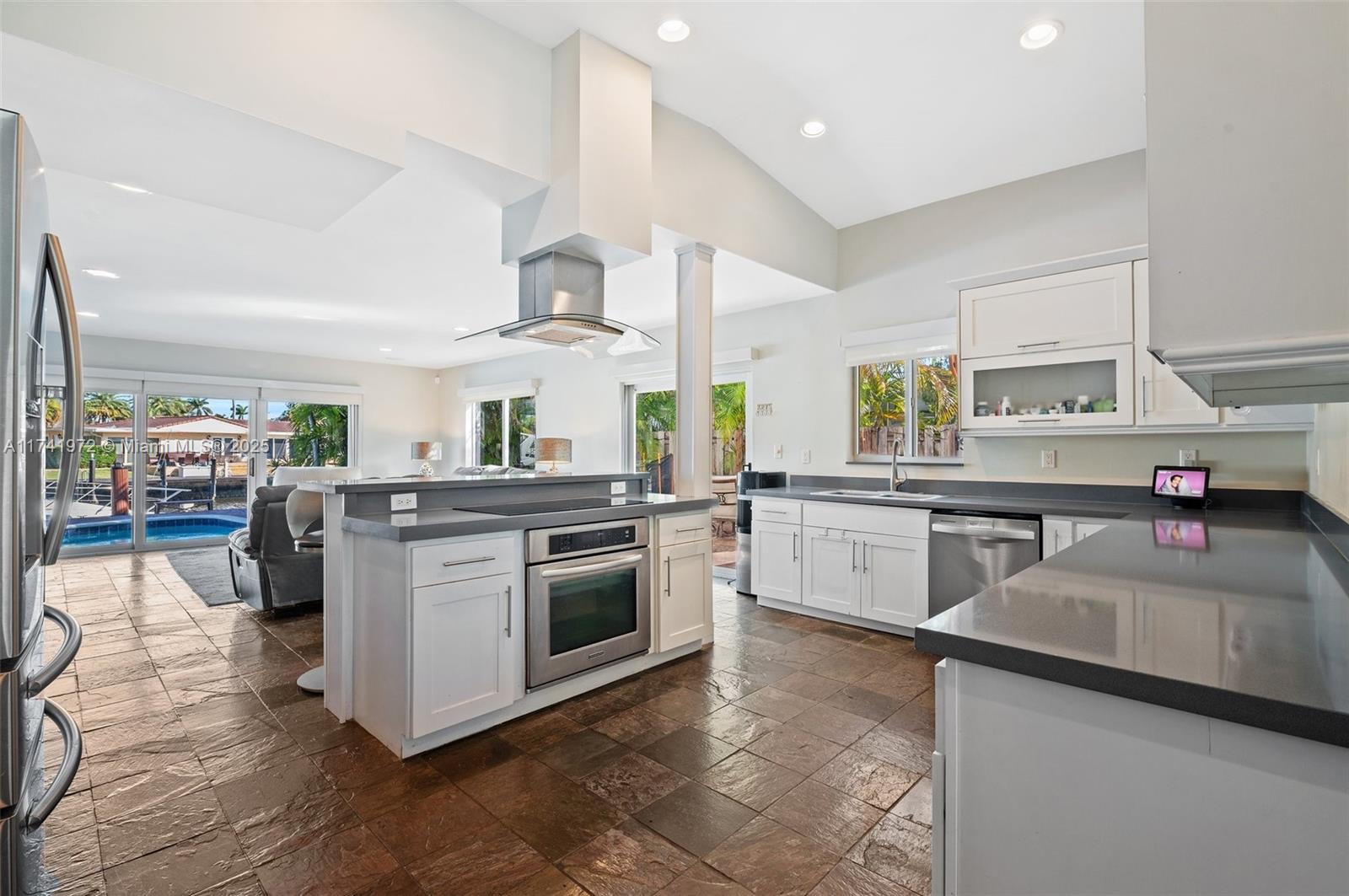 SANTA BARBARA SHORES - Residential