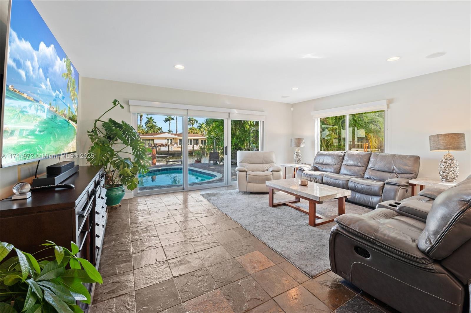 SANTA BARBARA SHORES - Residential