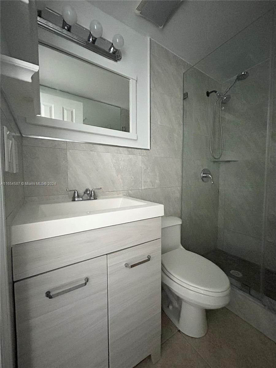VILLAS UNIVERSITY SQUARE - Residential Lease