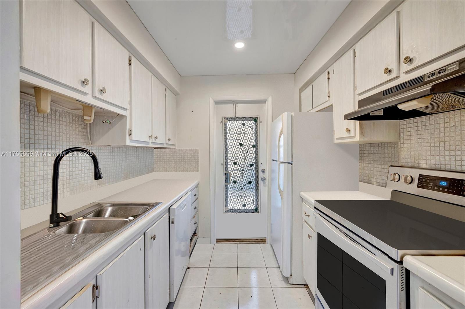 YACHT HARBOR APARTMENTS C - Residential