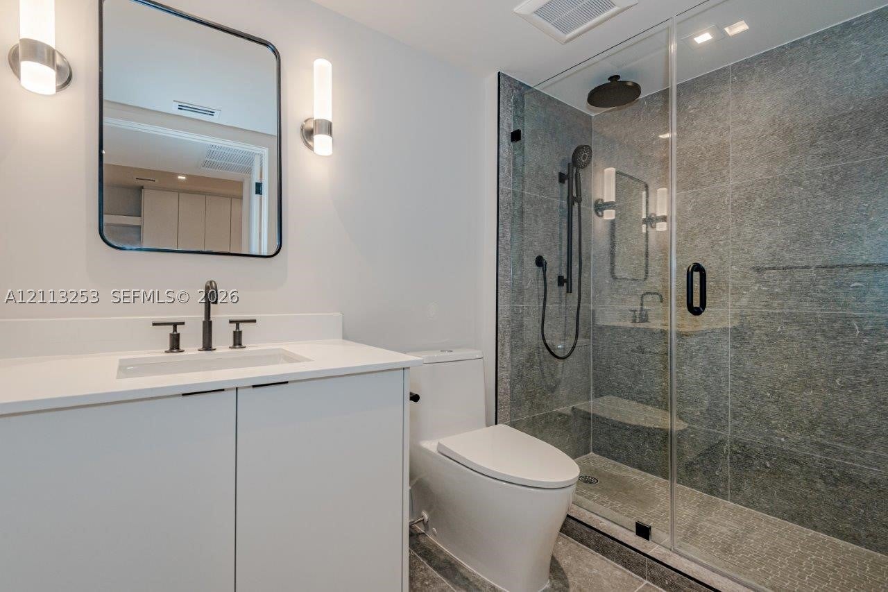 2301 Collins Ave 914