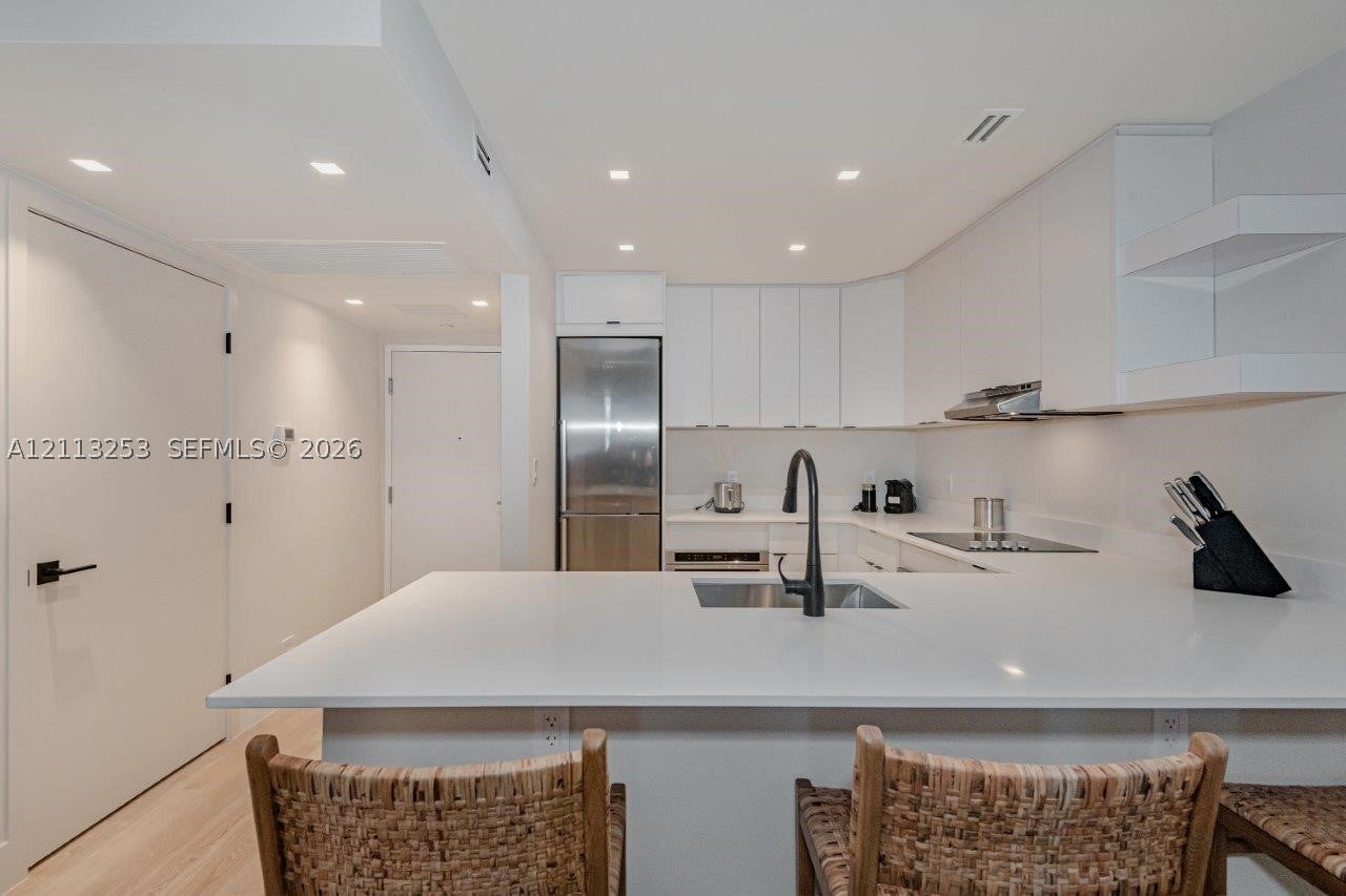 2301 Collins Ave 914