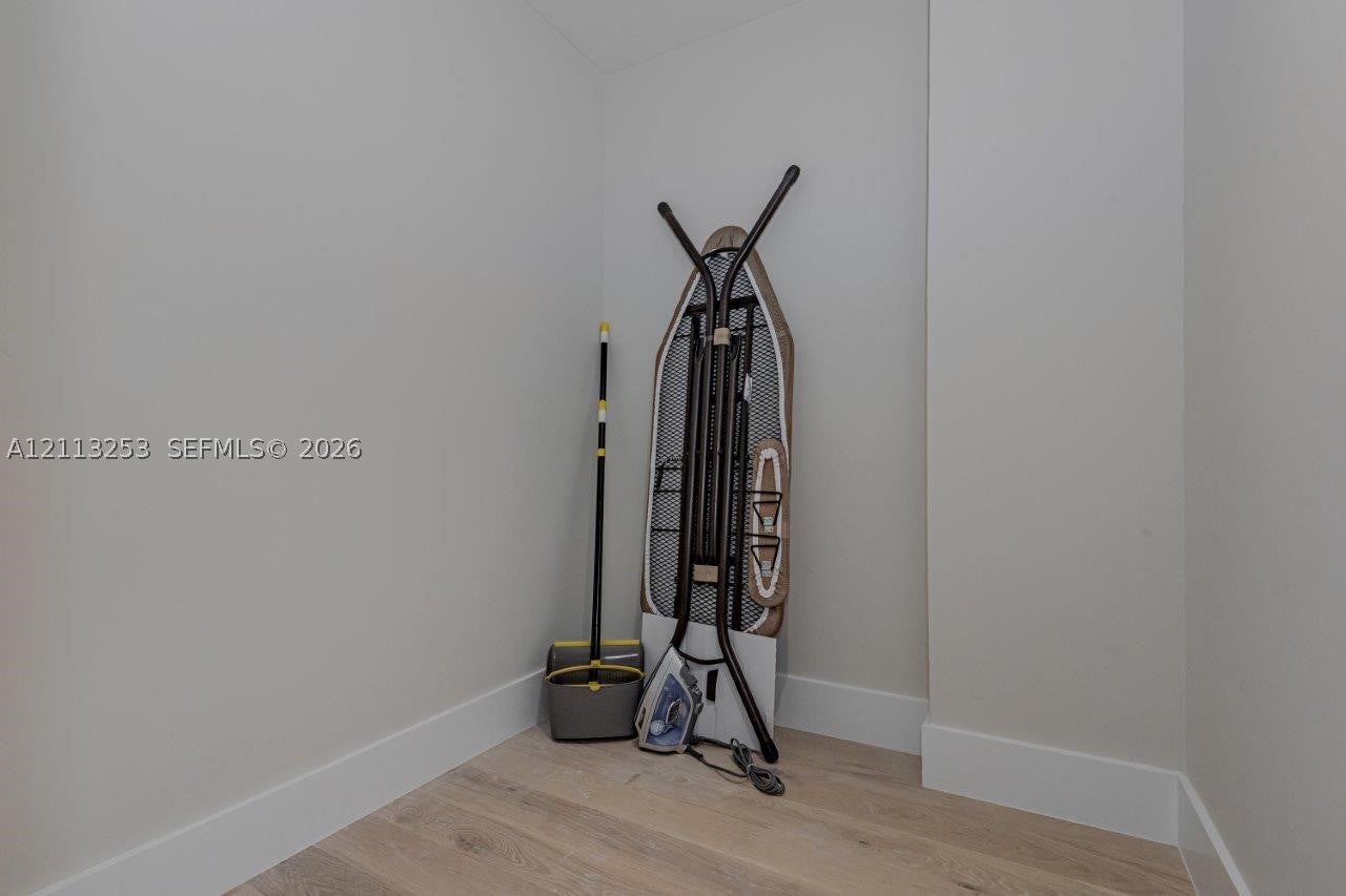2301 Collins Ave 914