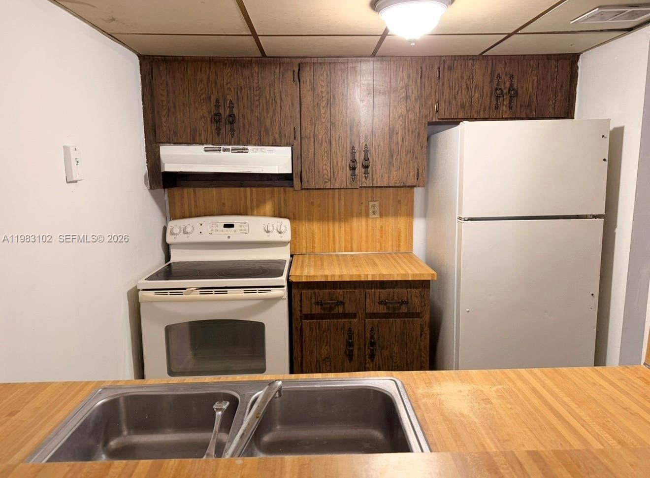 LA CASTELLANA CONDO - Residential Lease