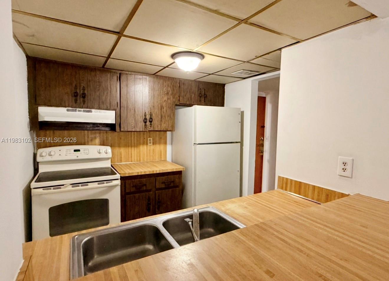 LA CASTELLANA CONDO - Residential Lease