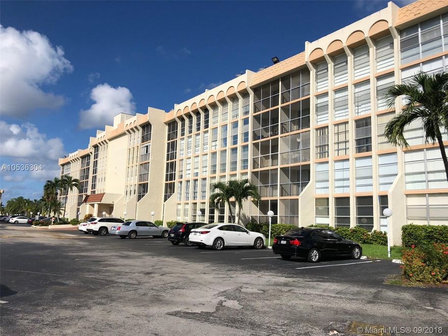***BEAUTIFUL AND FULLY REMODELLED 1 BEDROOM CONDO*VERY SPACIOUS LIVING AREA *GREAT AMENITIES*OLYMPIC SIZE POOL*TENNIS COURTS* GYM*SAUNA*EXCELLENT LOCATION*CLOSE TO HALLANDALE BEACH BOULEVARD NEAR MALLS SHOPS RESTAURANTS * CLOSE TO THE BEACH* MINUTES TO AVENTURA MALL * GULFSTREAM VILLAGE.