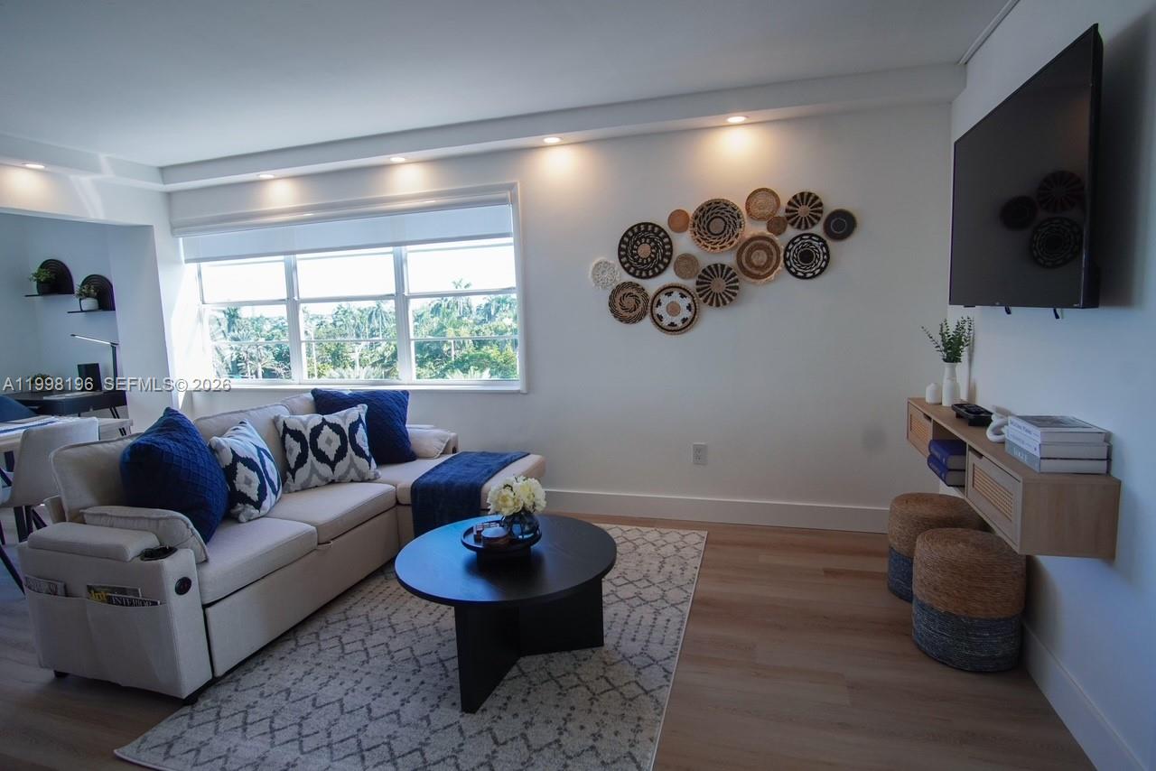 BAYSHORE YACHT & TENNIS C - Residential