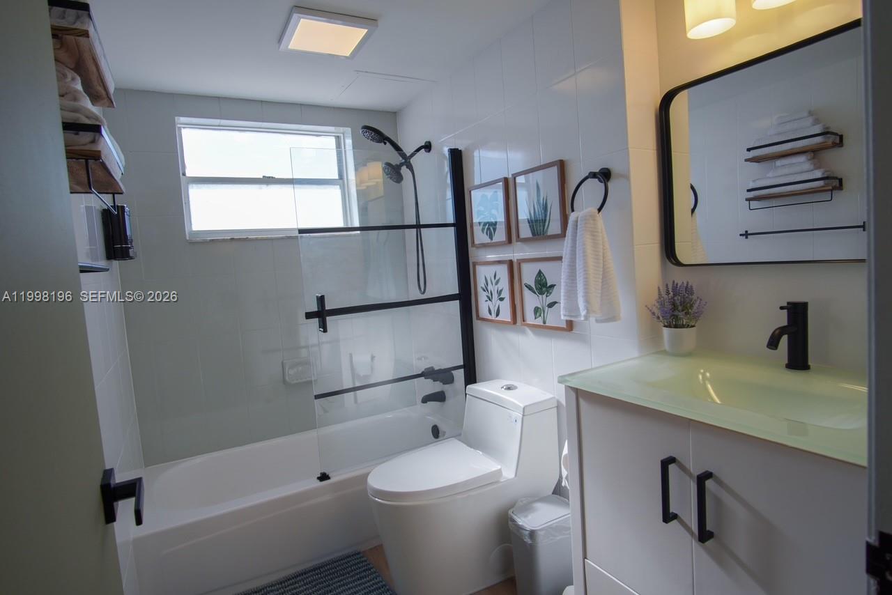 BAYSHORE YACHT & TENNIS C - Residential