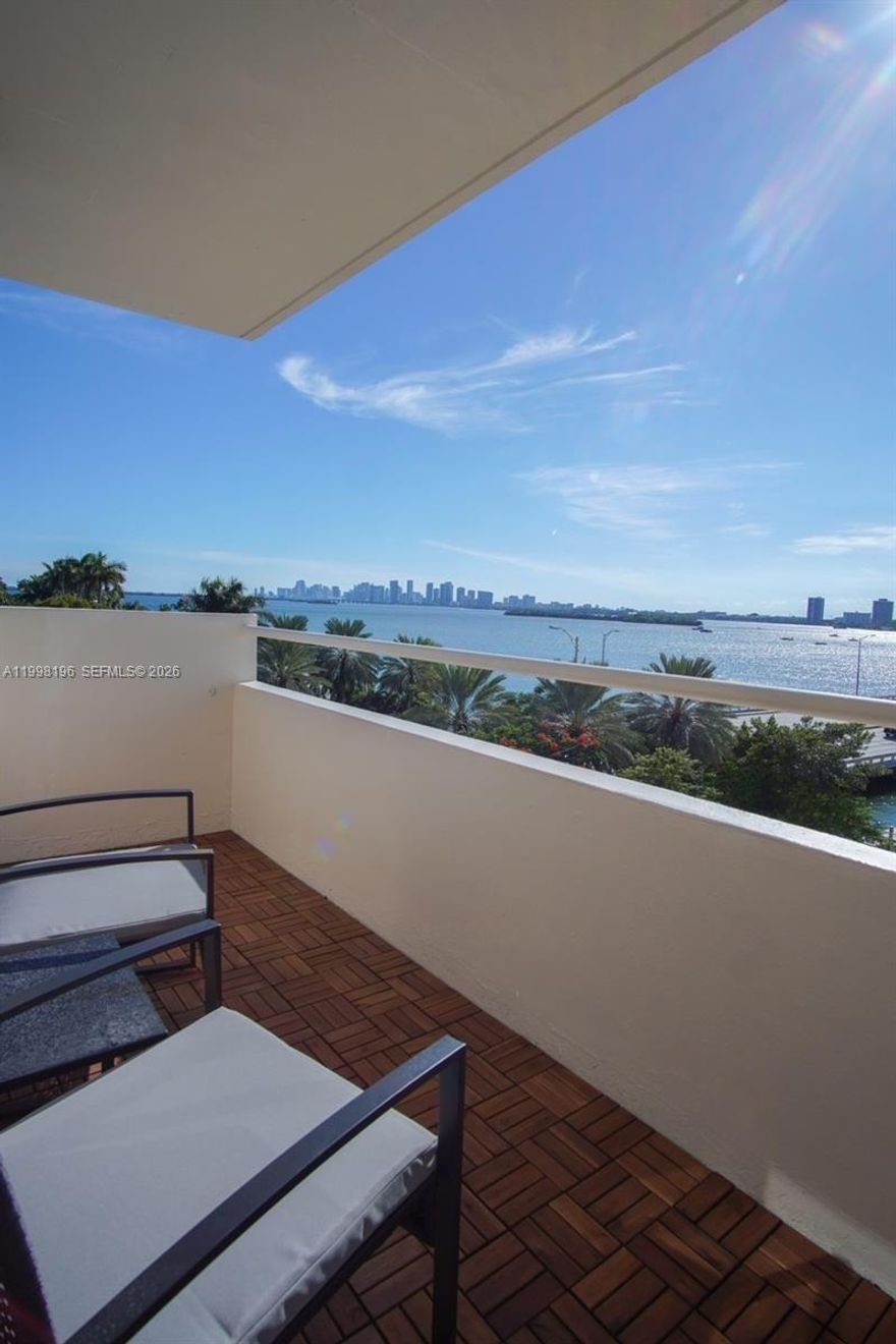 FULLY FURNISHED! BEAUTIFUL STYLE, COMPLETELY REMODELED! Great opportunity for investors or just to live! Welcome to North Bay Village, where location is everything! This ocean view apartment is located on the corner of the building, giving you an extra window. Located just 10 minutes from the beach and 5 minutes from Biscayne Blvd. FULLY FURNISHED, with towels, kitchenware, decorations, and all accessories, ready to move in, this one-bedroom apartment has everything you need. You will have access to a pool with a security lobby and 24-hour parking. Don't miss this incredible opportunity to live in a prime location. IDEAL FOR INVESTMENT, THEY ACCEPT SHORT RENTALS WITH AIRBNB