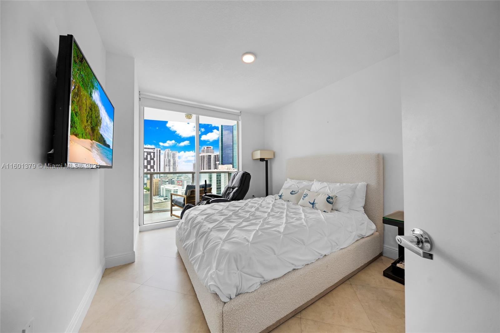 Welcome to your ideal short-term rental, where you can enjoy flexible booking options. Stunning Huge 2-Story condo right next to Brickell City Centre in Brickell on The River. Gorgeous views. Fully Furnished & Ready to move-in! Building features 2 pools, large gym, spa, business center and a massive gym with multiple floors views of Miami River. Please note that the advertised price is for the low season; prices may vary based on listing terms and booking dates.