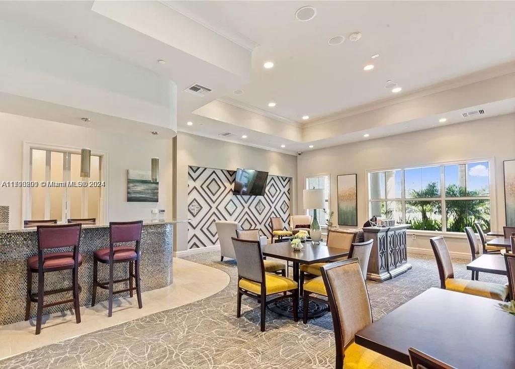 HILLCREST COUNTRY CLUB SO - Residential