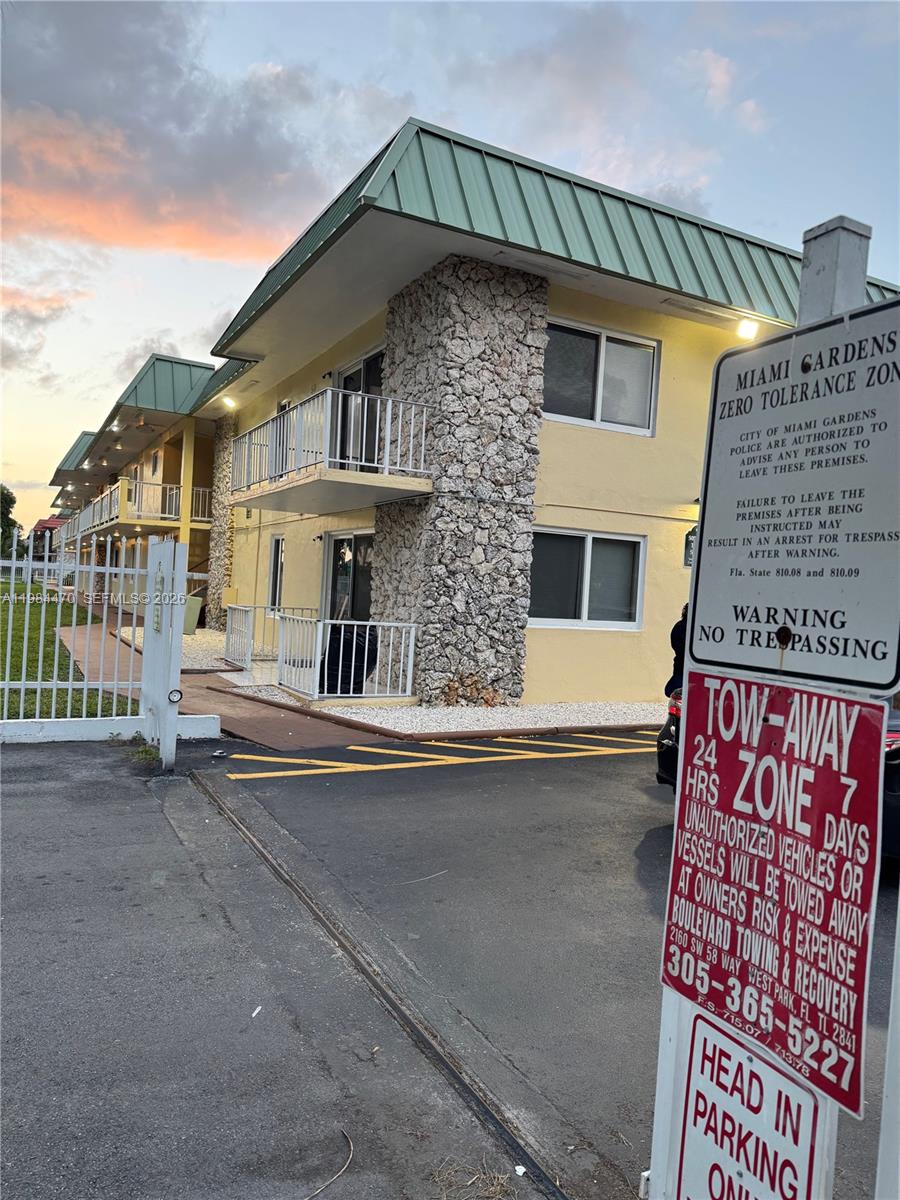 NEW WORLD CONDO APTS IV - Residential Lease