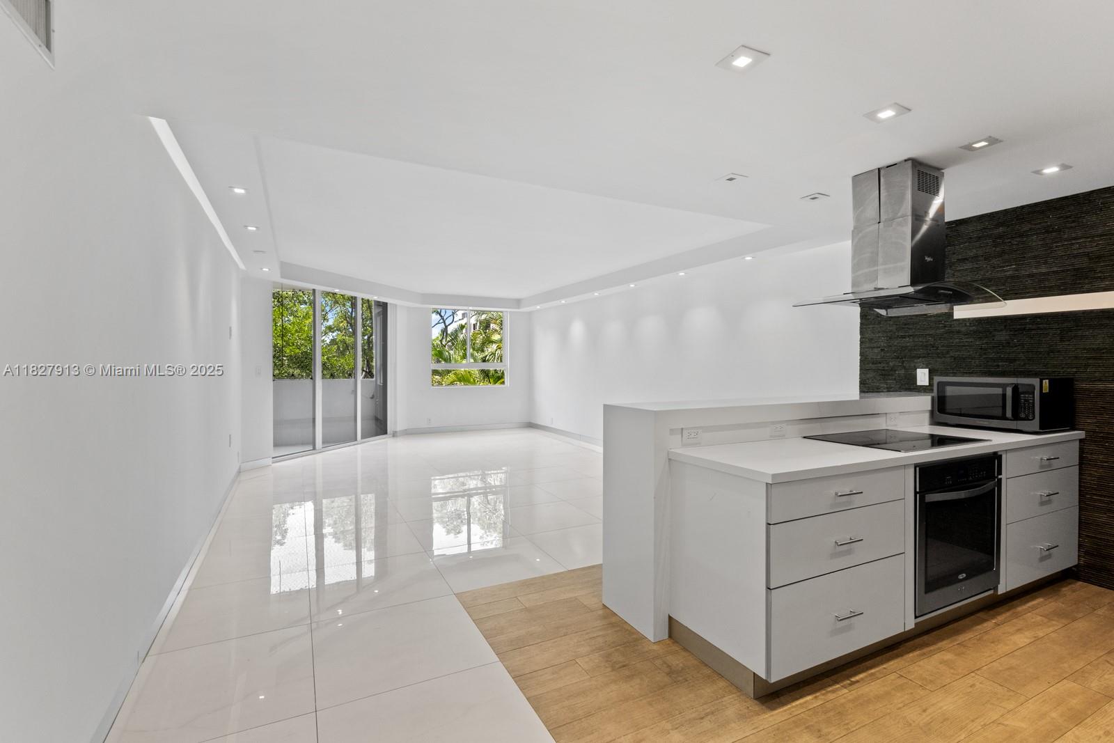 Must-see Botanica condo! Spacious 3-bedroom plus den and 2.5 bathrooms — ideal for a large family seeking comfort and flexibility. Enjoy the Key Colony lifestyle with top amenities: lap pool, 12 tennis courts, playground, Golden Hog Market, multiple pools, and direct beach access. Won’t last!