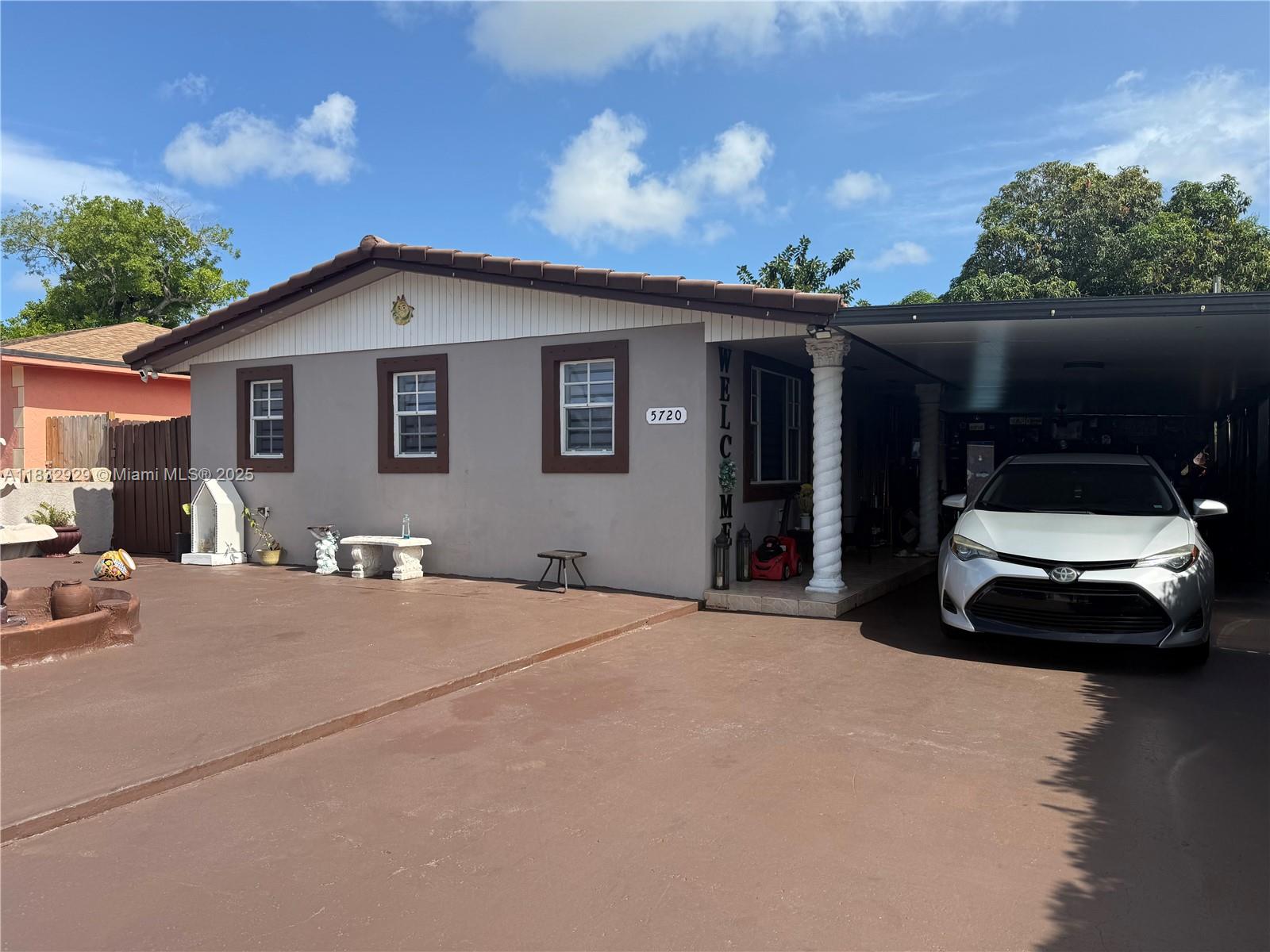 This Single Family home is precious, You will fall in love when you enter this Remodeled Pool home.
Centrally located near expressways. Well cared for Looking for new owners.