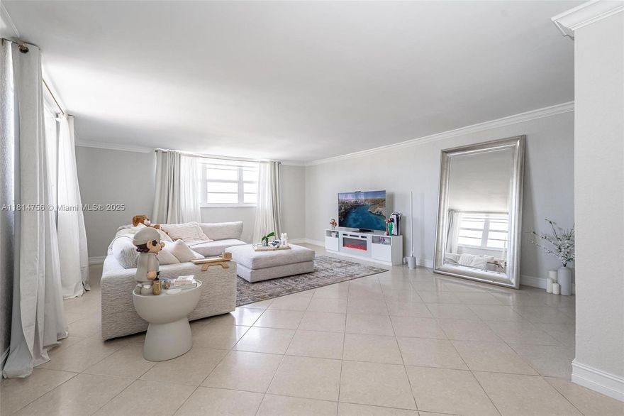 Recently remodeled 2 bedroom 2 bath condo with impact windows throughout. Just minutes to beaches, Gulfstream casino, I95.
No rental restrictions, INVESTORS WELCOME.
