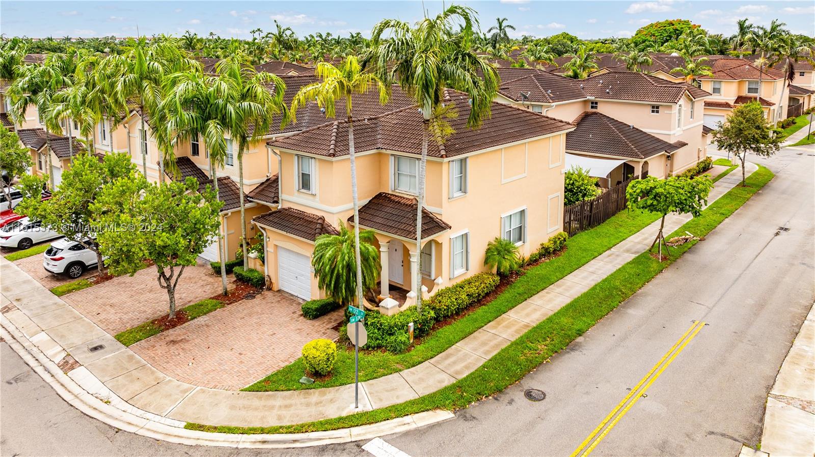 Discover the perfect blend of comfort and convenience in this charming 3-bedroom, 2.5-bathroom townhouse at Kendall Breeze. Positioned on a corner lot, this model home enjoys abundant natural light, showcasing its well-maintained, pristine interiors. Nestled in a serene neighborhood yet just steps away from shopping and dining, its prime location offers the best of both worlds—peaceful living with easy access to all amenities. Don't miss out on this opportunity to own a beautifully kept property in Kendall! Make sure to check out the clubhouse amenities!
****Don't miss the virtual tour! Experience the beauty of this amazing townhouse in full detail. Click on the virtual tour and schedule your appointment soon.****