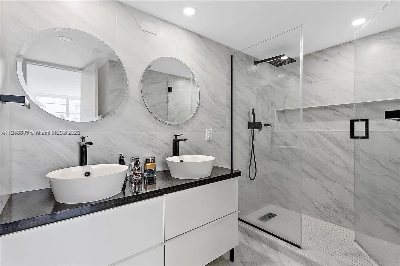 ADMIRALS PORT CONDO-EAST - Residential