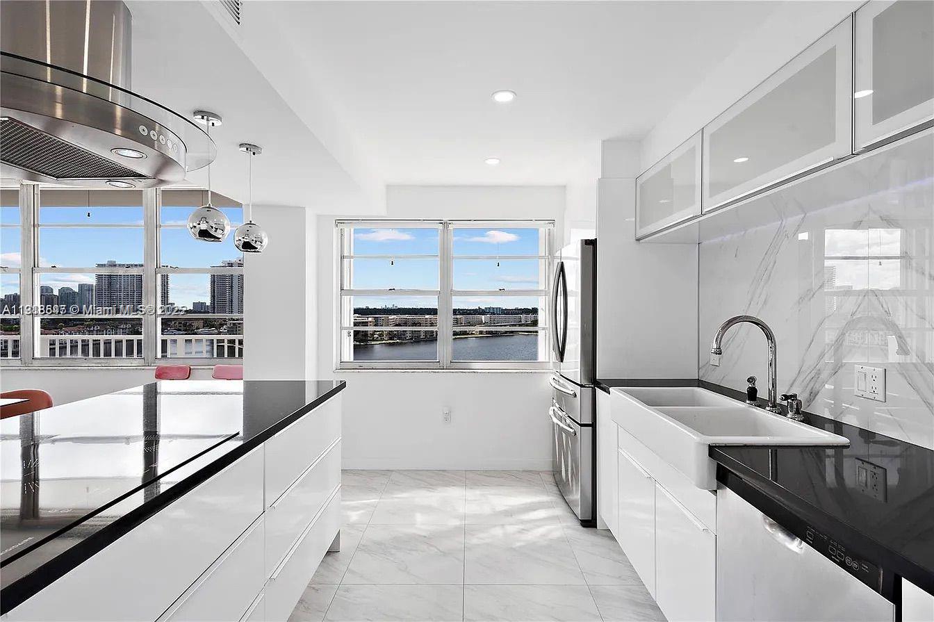 ADMIRALS PORT CONDO-EAST - Residential