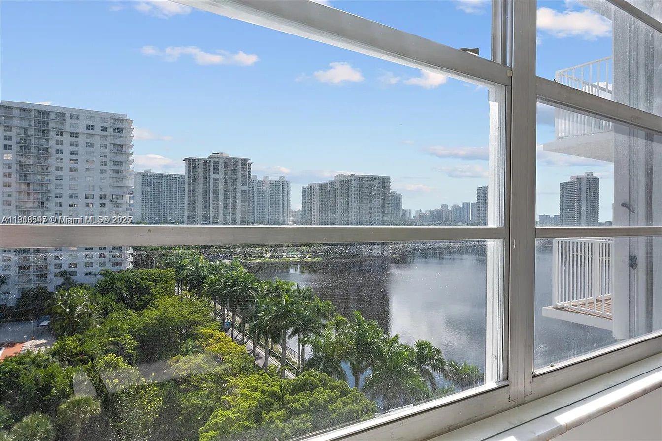 ADMIRALS PORT CONDO-EAST - Residential