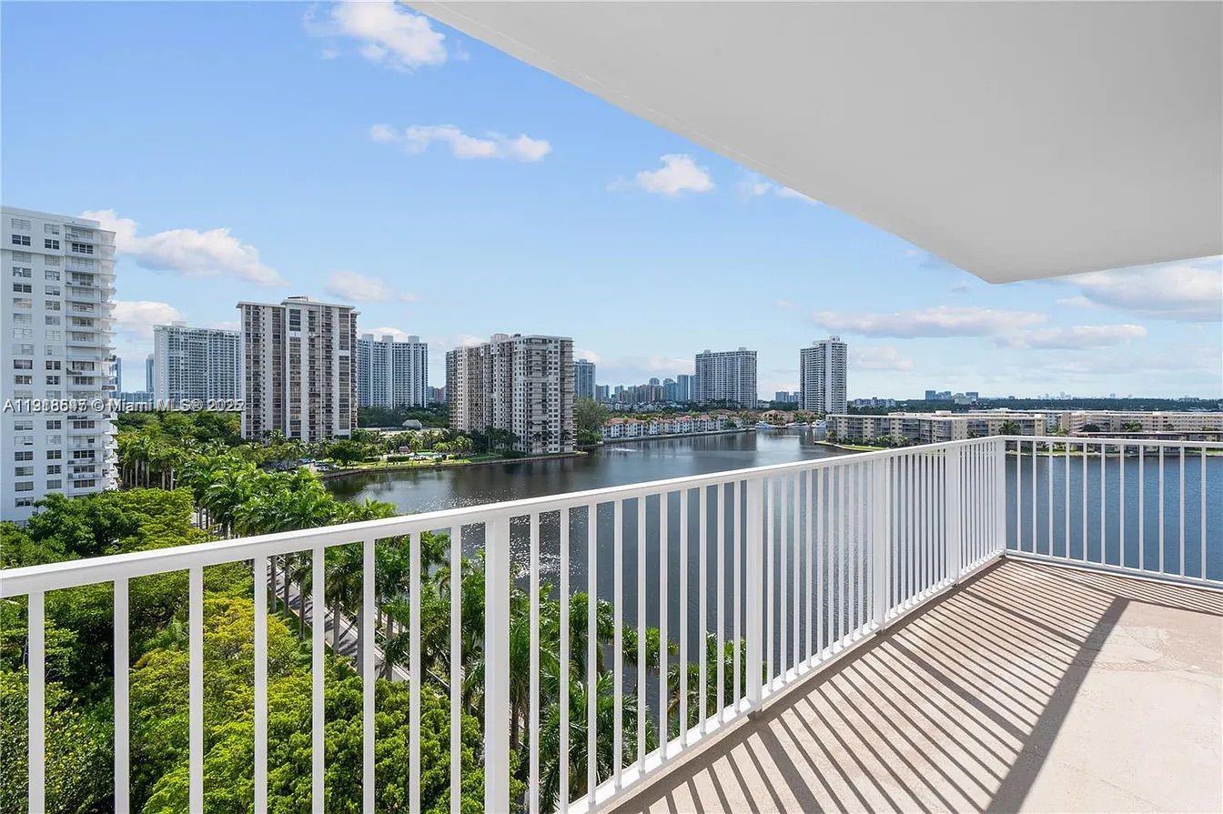 ADMIRALS PORT CONDO-EAST - Residential