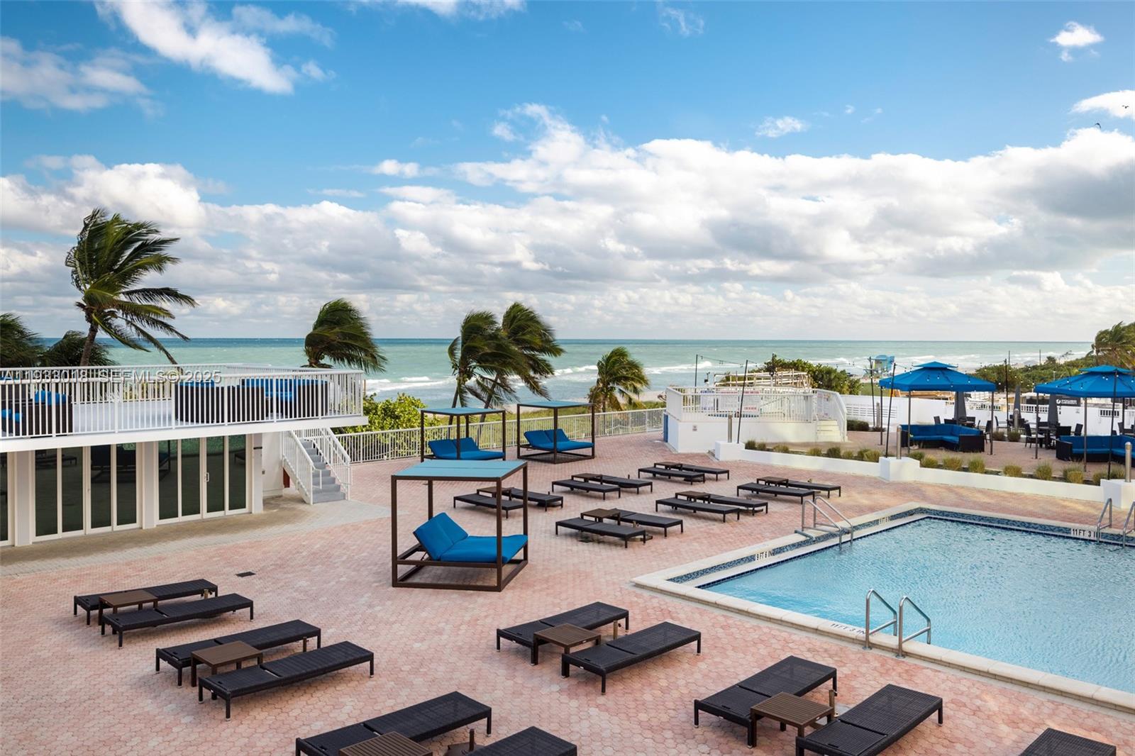 THE CARRIAGE HOUSE CONDO - Residential