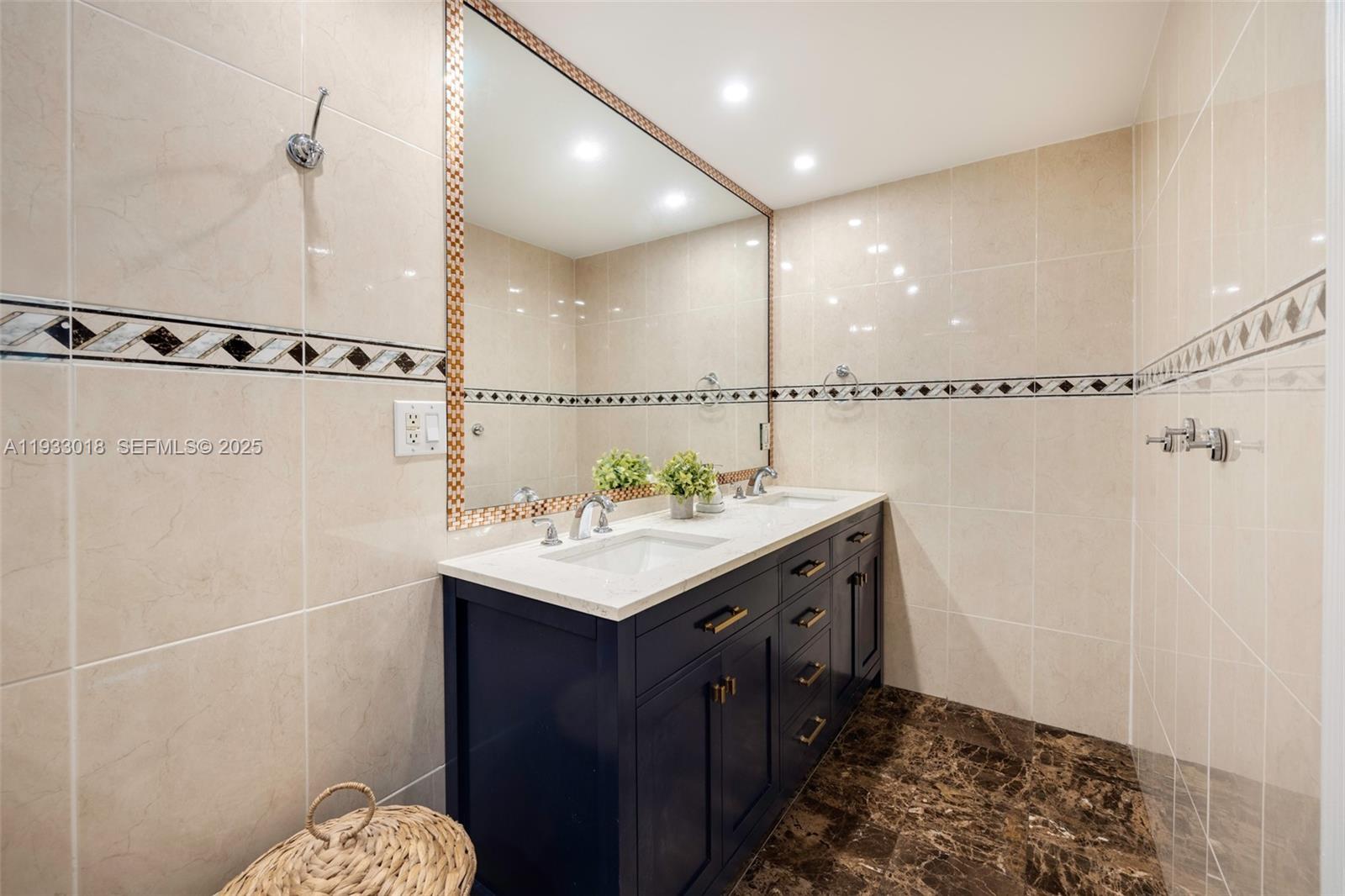 THE CARRIAGE HOUSE CONDO - Residential