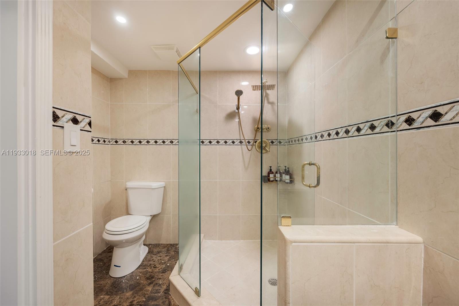 THE CARRIAGE HOUSE CONDO - Residential