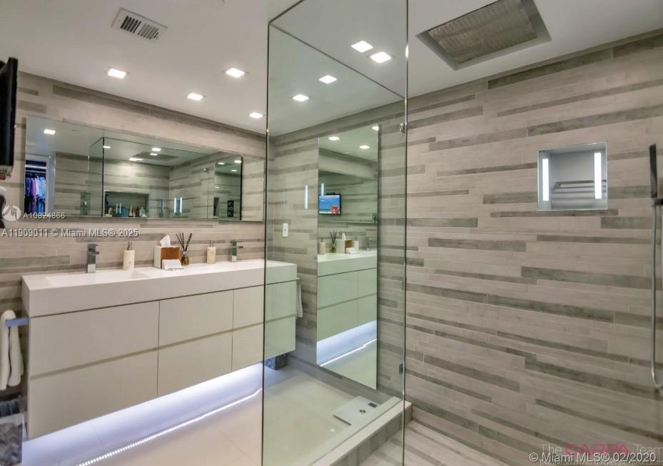 THE TOWERS OF QUAYSIDE CO - Residential Lease