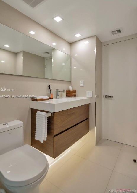 THE TOWERS OF QUAYSIDE CO - Residential Lease