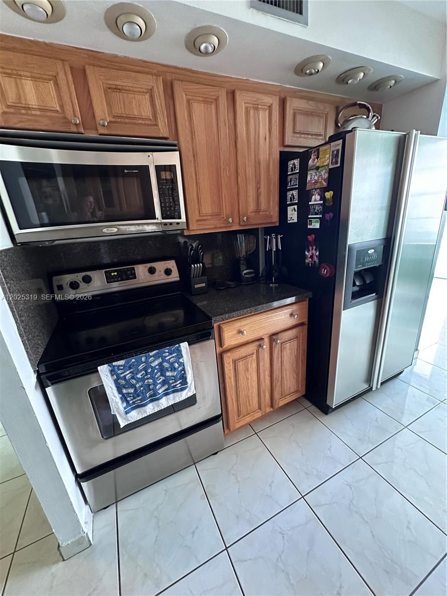 WINSTON TOWERS 400 CONDO - Residential