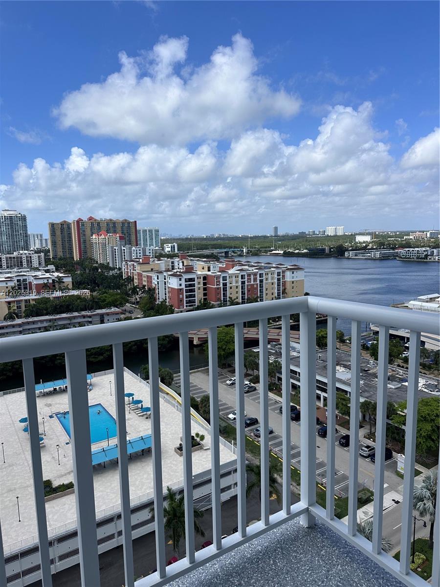 WINSTON TOWERS 400 CONDO - Residential