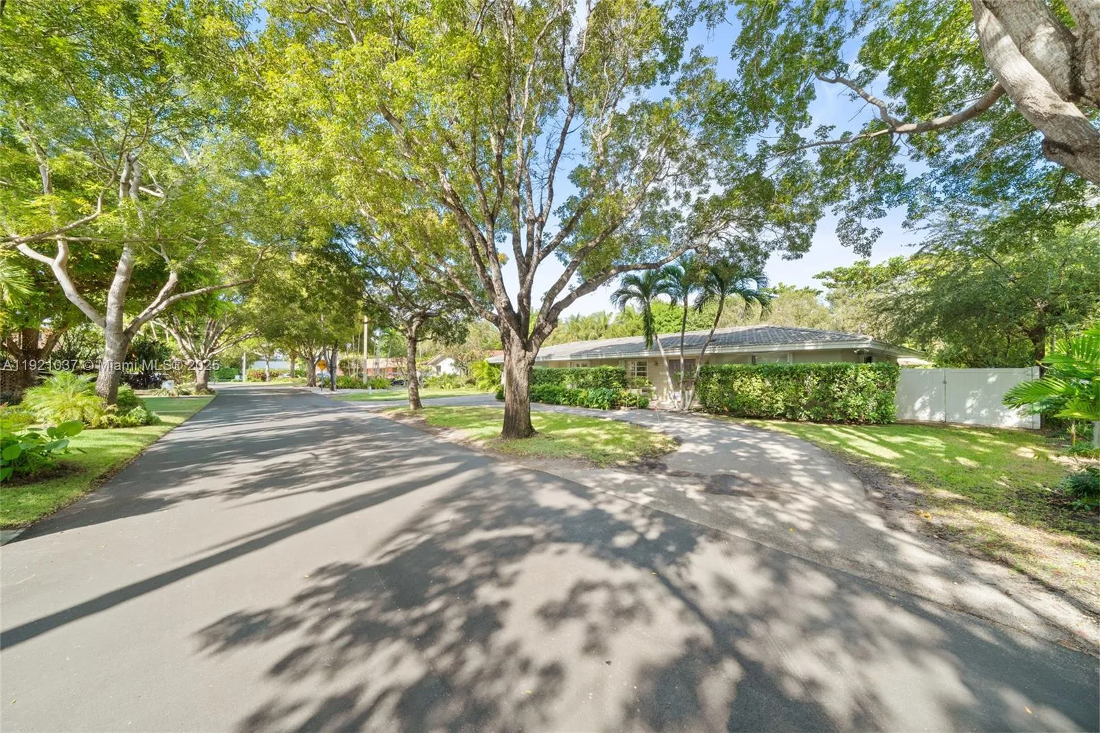 Key Biscayne, Florida 33149, United States, 3 Bedrooms Bedrooms, ,3 BathroomsBathrooms,Residential,Active,248428